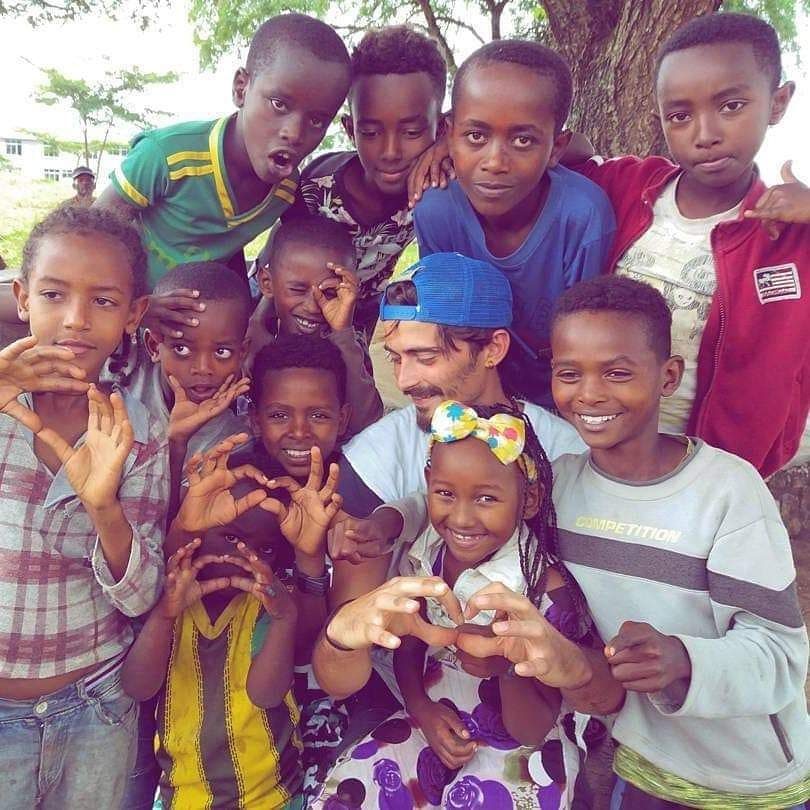 Giacomo Biagiotti insieme a un gruppo di bambini in Etiopia, sorridenti