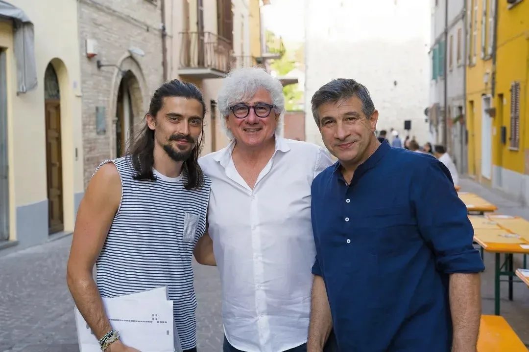Giacomo insieme ad amici e sostenitori in un vicolo