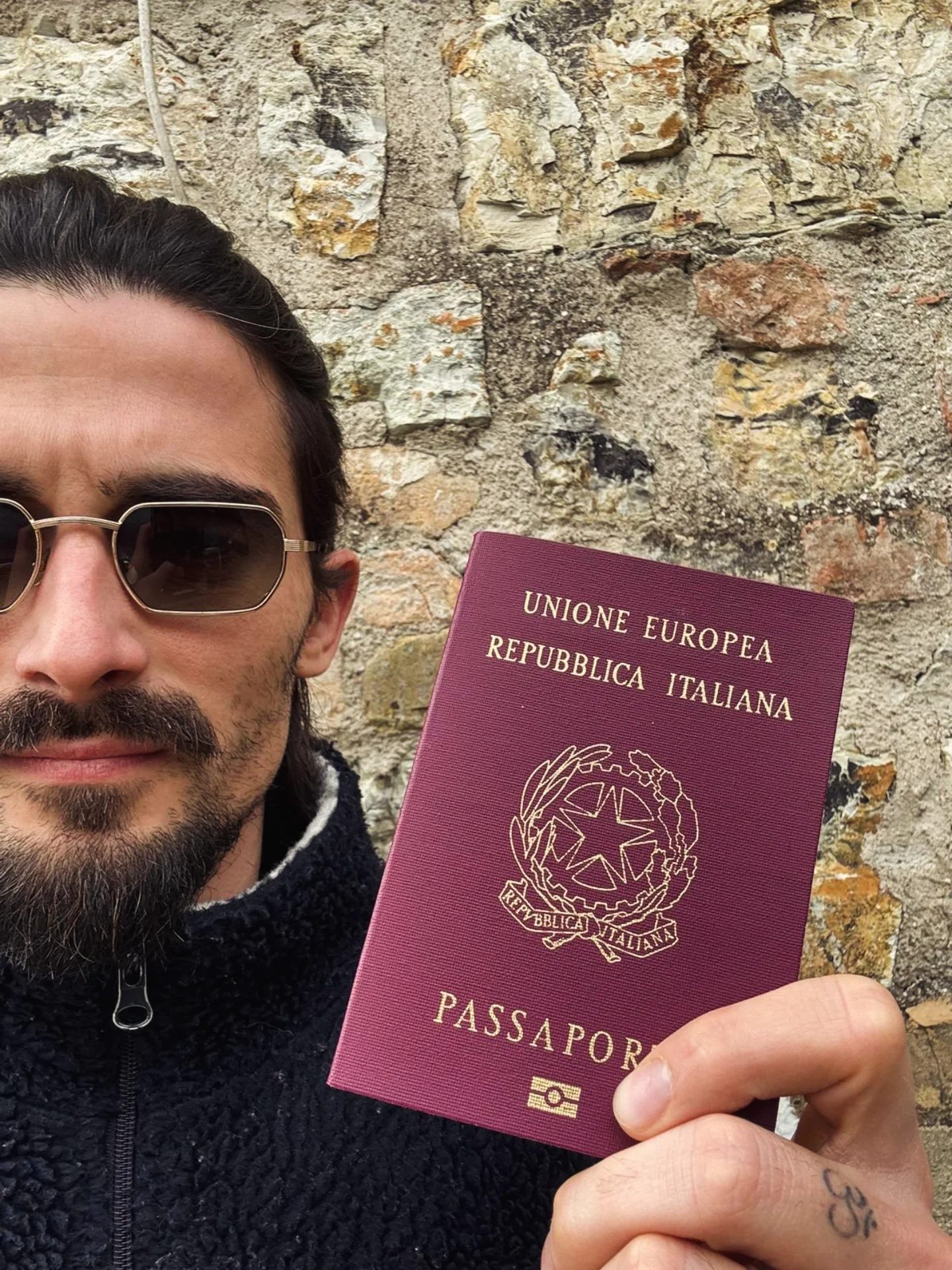 Ritratto di Giacomo Biagiotti con passaporto italiano